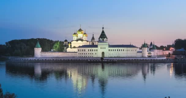 Monasterio Ipatiev Reflejándose Agua Atardecer Kostroma Rusia — Vídeo de stock