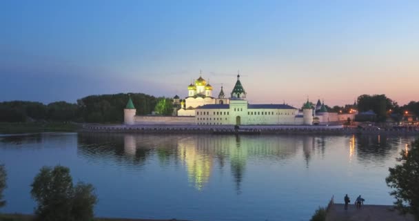 Ipatiev Kloster Das Sich Der Abenddämmerung Wasser Spiegelt Kostroma Russland — Stockvideo