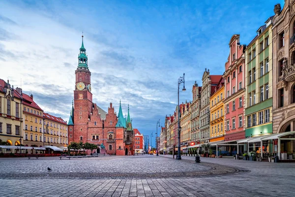 Kolorowe Domy Zabytkowy Ratusz Budynek Rynek Kwadratowy Zmierzchu Wrocław Polska — Zdjęcie stockowe