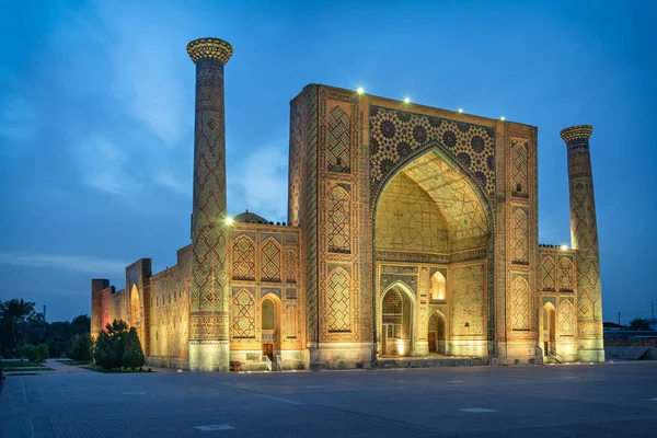 Ulugh Yalvarıyorum Medrese Ünlü Registan Meydanı Nda Gece Karanlığında Semerkand — Stok fotoğraf