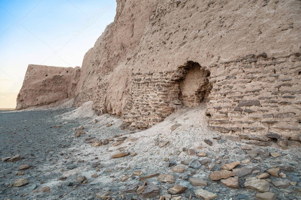 Muralla dañada de Djanpik Qala: fotress del Khorezm del siglo 9-10