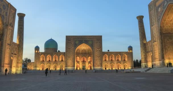 Samarkand Alacakaranlıkta Registan Meydanı Tilya Kori Medrese Görünümünde Yakınlaştırma — Stok video