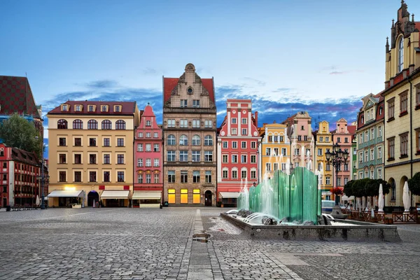 Rynek カラフルな家屋 ヴロツワフ ポーランドの泉と広場 — ストック写真