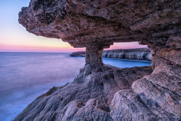 教职员质素从黄昏的洞穴在圣纳帕附近的希腊角 塞浦路斯 Hdr — 图库照片