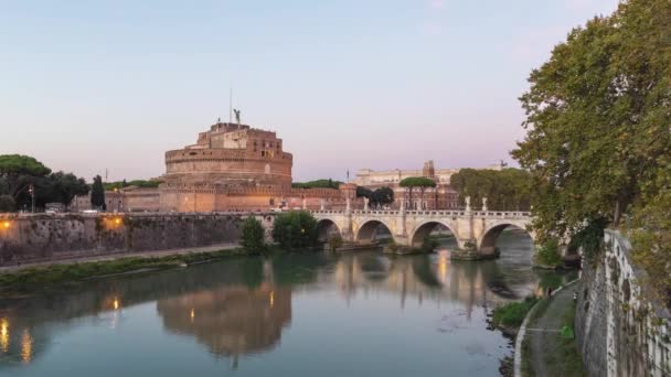 サンタンジェロ城 ローマ イタリアのテヴェレ川に架かる橋の夜タイムラプス ビデオの日 — ストック動画
