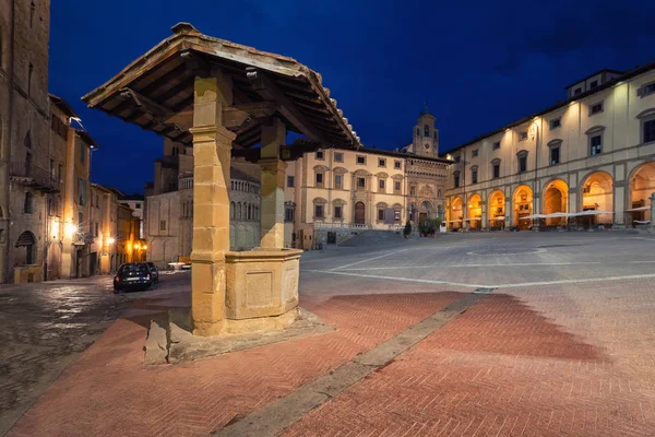 Arezzo Italia Antiguo Pozo Situado Plaza Grande Atardecer —  Fotos de Stock