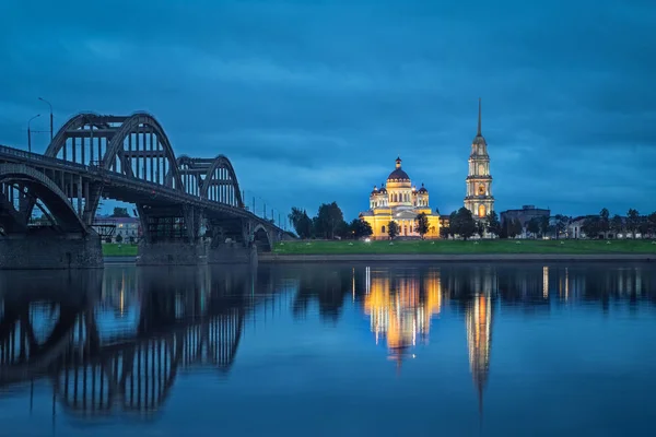 Rybinsk Rússia Catedral Spaso Preobrazhenskiy Ponte Sobre Rio Volga Refletindo — Fotografia de Stock