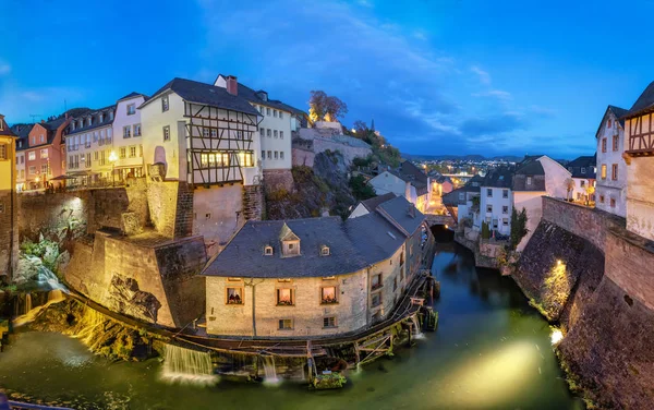 Saarburg Németország Városkép Leuk Folyó Régi Történelmi Vízimalmokat Alkonyatkor — Stock Fotó