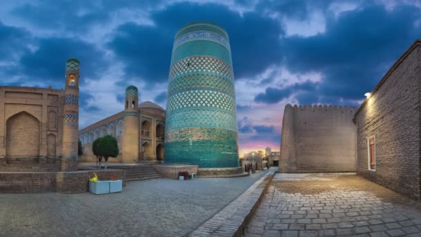 ヒヴァ ウズベキスタン 夕暮れ 静止画像アニメーション空とカトラ小塔と都市の景観 — ストック動画