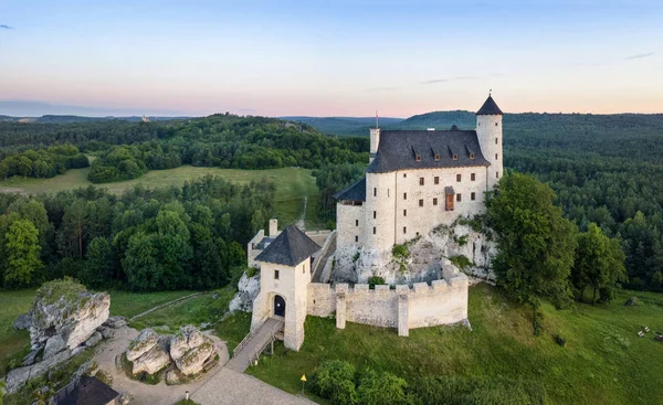 Bobolice 世紀ポーランドのジュラ Bobolice 村のポーランドの高貴な城の航空写真 — ストック写真