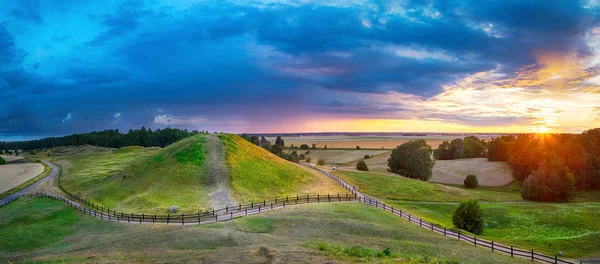 Puesta Sol Sobre Montañas Reales Gamla Uppsala Uppland Suecia Panorama — Foto de Stock