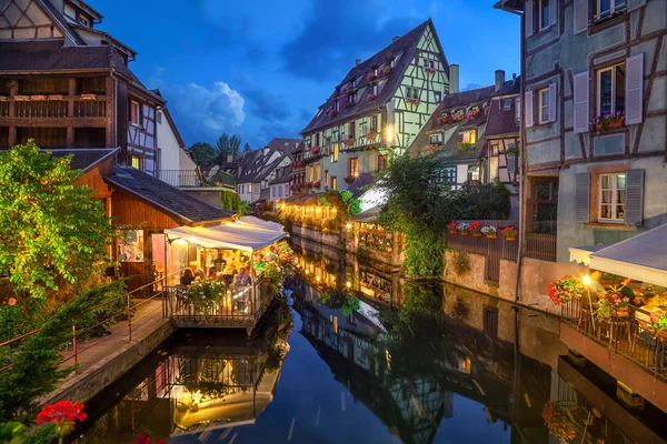 Colmar France Maisons Colombages Vérandas Restaurants Reflétant Dans Eau Crépuscule — Photo