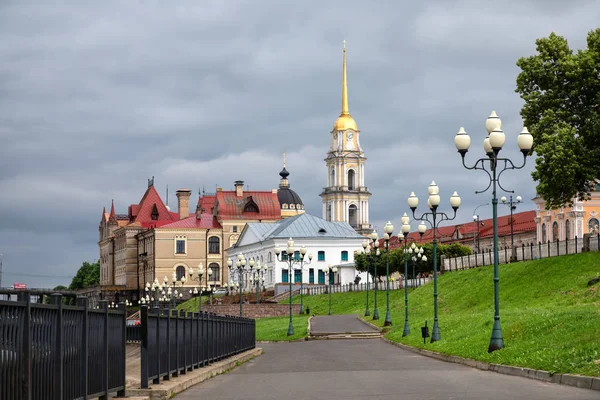 Rybinsk Ryssland Embanknkment Volga Floden Med Utsikt Över Historiska Byggnader — Stockfoto