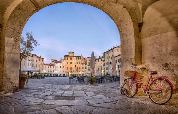 Lucca Olaszország Kilátás Nyílik Piazza Dell Anfiteatro Tér Boltív — Stock Fotó