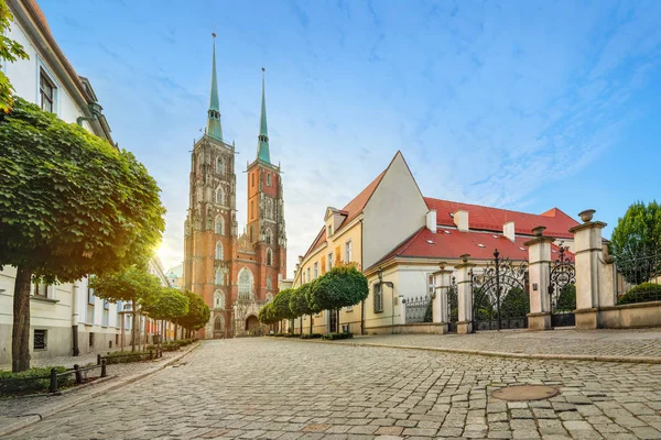 Wroclaw, Polónia. Vista panorâmica da Catedral ao nascer do sol — Fotografia de Stock