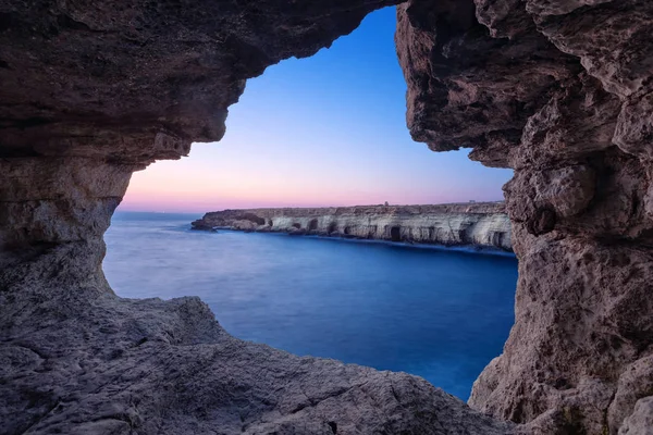 Grotta di mare al crepuscolo a Capo Greco vicino Ayia Napa, Cipro — Foto Stock