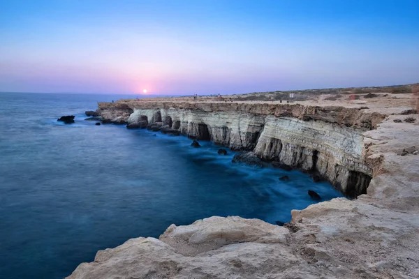Cliff s mořskými jeskyněmi na Cape Greco, Ayia Napa, Kypr — Stock fotografie