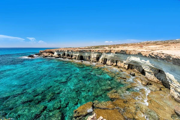 Falaise avec grottes marines sur le Cap Greco, Chypre — Photo