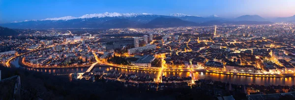 Panorama miasta Grenoble o zmierzchu — Zdjęcie stockowe