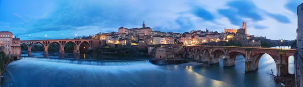 Albi, França. A paisagem urbana panorâmica ao entardecer — Fotografia de Stock