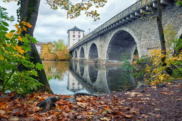 Alte Lahnbrucke bridge in Limburg an der Lahn, Germany — Stockfoto