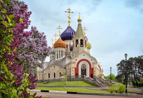 Ново-Переделькинская церковь с сиренью, Москва, Россия — стоковое фото