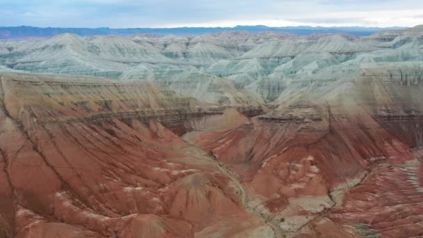 Vista Aérea Las Montañas Aktau Ubicadas Parque Nacional Altyn Emel — Vídeo de stock