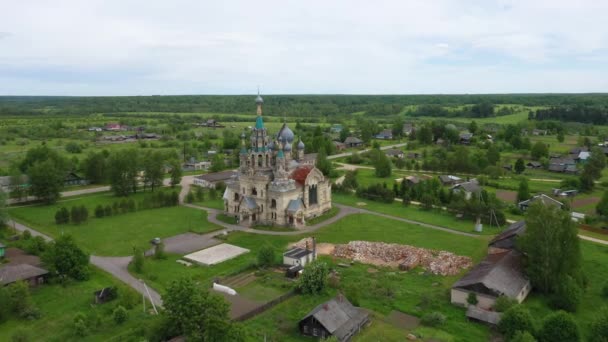 俄罗斯雅罗斯拉夫州库科博伊村救世主圣脸教堂的鸟瞰图 — 图库视频影像