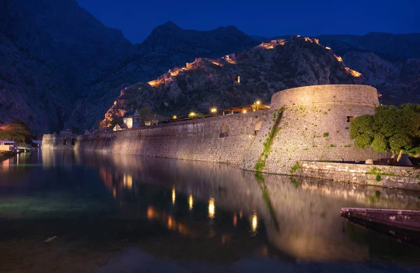 Mur starego miasta w Kotorze o zmierzchu, Czarnogóra — Zdjęcie stockowe