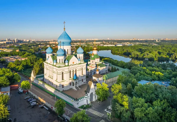 Вид с воздуха на Николаево-Перервинский монастырь в Москве — стоковое фото