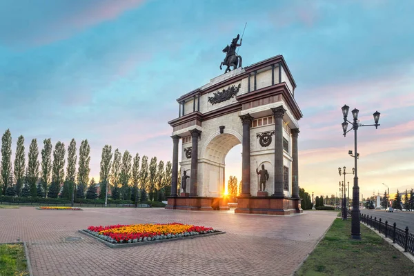 Arco triunfal al atardecer en Kursk, Rusia — Foto de Stock