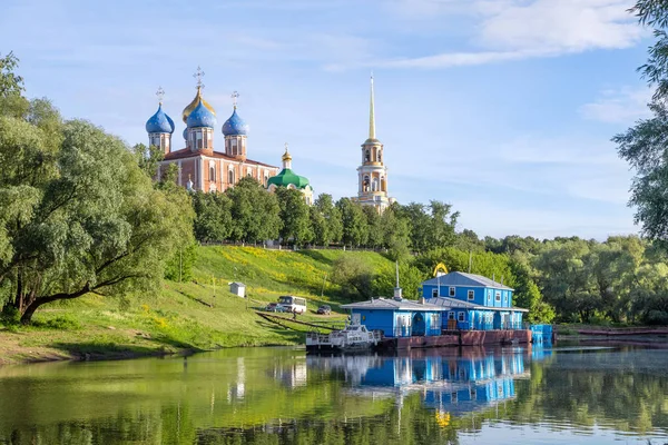 Pier aan de rivier de Trubezh, Rjazan, Rusland — Stockfoto