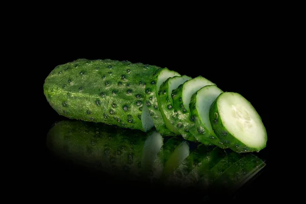 Groene komkommer (augurkje) deels gesneden ringen — Stockfoto