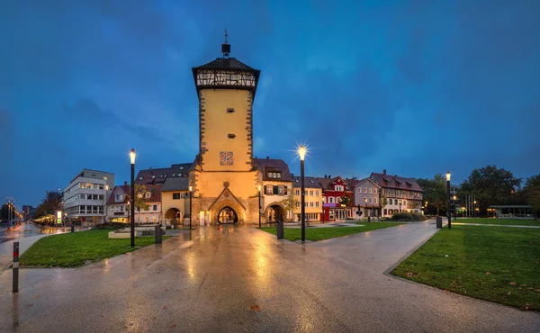 Tubinger Tor ao anoitecer em Reutlingen, Alemania — Fotografia de Stock