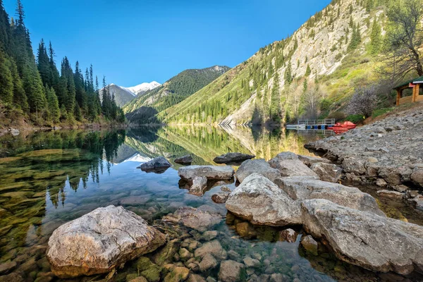 Lago Lower Kolsay no Cazaquistão — Fotografia de Stock