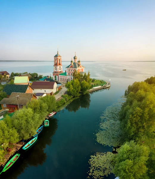 Řeka trubezh teče do jezera Plešcheyevo v Pereslavl-Zalesskij — Stock fotografie