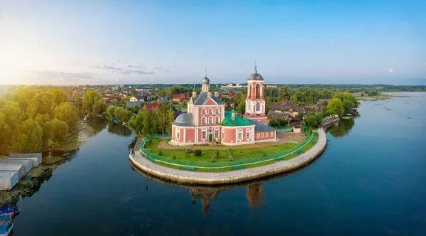 Igreja vermelha ao lado do lago Pleshcheevo em Pereslavl-Zalessky — Fotografia de Stock