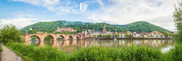 Panorama van Heidelberg gemaakt van de zijkant van de rivier de Neckar, Duitsland — Stockfoto