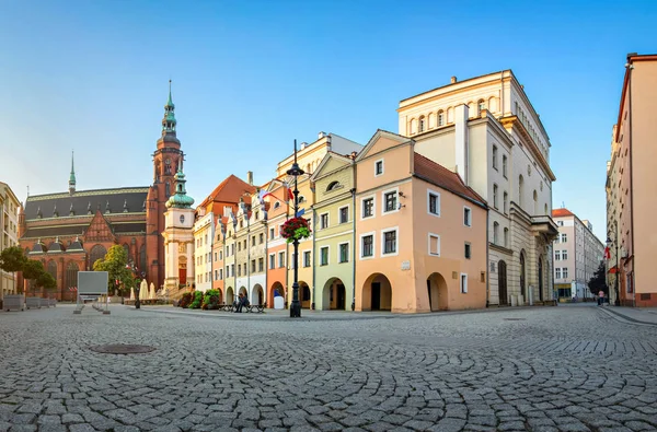 Kolorowe tradycyjne domy w Legnicy, Polska — Zdjęcie stockowe