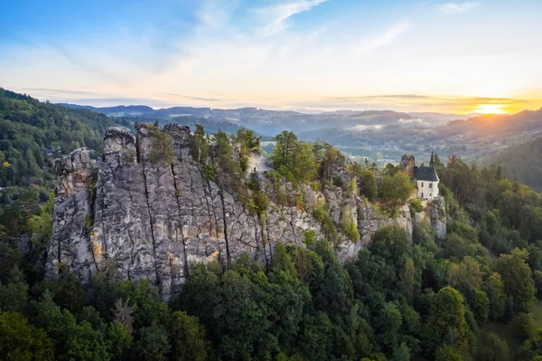 Vista aérea de roca escarpada con ruinas del castillo de Vranov, Chequia — Foto de Stock