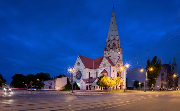 Церковь Св. Матеуша в сумерках в Лодзи, Польша — стоковое фото