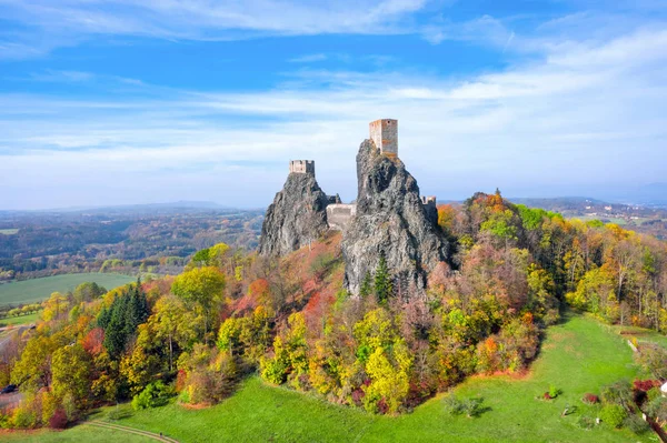 Hrad trosky im sonnigen Herbsttag, Tschechien — Stockfoto