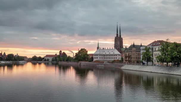 ポーランドのウォークロウ オドラ川と大聖堂島の夕日 時間経過 — ストック動画