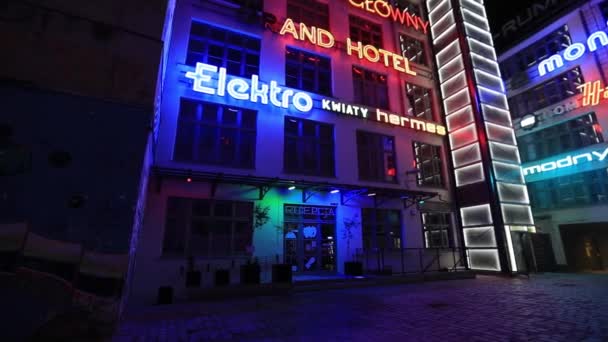 Wroclaw Polen Juni 2020 Neonside Samling Historiska Neonreklamskyltar Som Entusiaster — Stockvideo