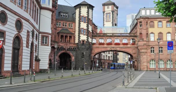 Frankfurt Alemanha Junho 2020 Eléctrico Azul Praça Paulsplatz Sob Ponte — Vídeo de Stock