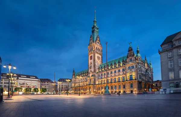 Hamburg Duitsland Zicht Verlicht Gemeentehuis Bij Schemering Gelegen Rathausmarkt Plein — Stockfoto