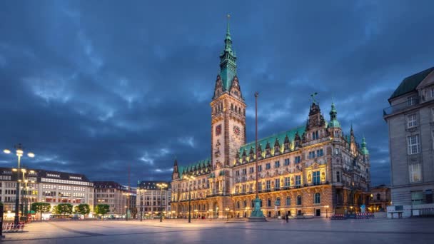 Hamburk Německo Pohled Osvětlenou Radniční Budovu Soumraku Statický Obraz Animovanou — Stock video