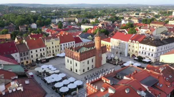 ポーランド タロウ2020年8月26日 歴史的な町役場の広場と建物の空中風景 — ストック動画