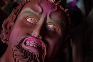 Tanrıça Durga idolü yapmak. Bu putlar Durga puja için yapıldı, Batı Bengal 'in en büyük festivali..