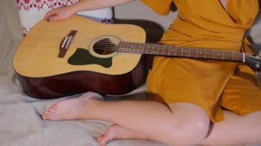 Gitar kızların bacağında.